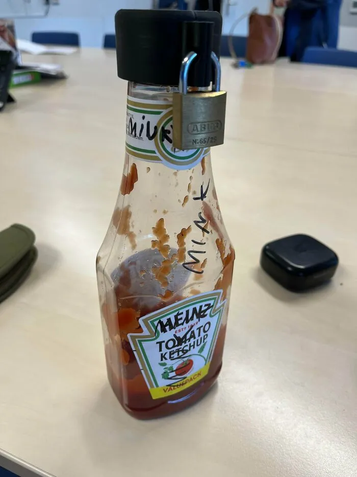 Me cansé de que mis compañeros de trabajo me robaran el ketchup, así que diseñé un candado para que no pudieran echárselo