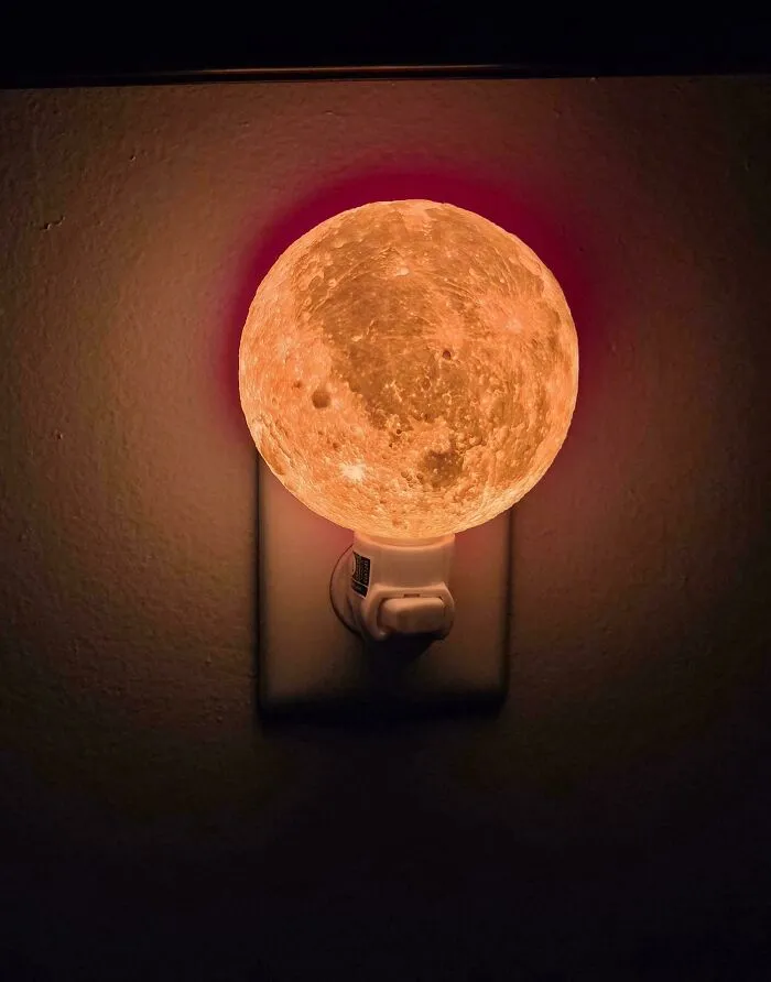 Acabo de terminar mi lámpara de noche con forma de luna. Capas adaptativas, PLA blanco algodón, Ender 3.
