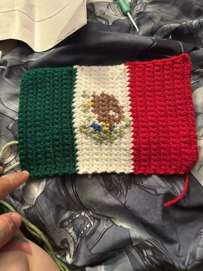 Crochet piece of the Mexican flag with green, white, and red colors