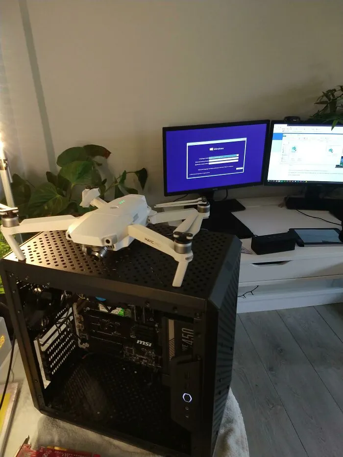 No pude encontrar una memoria USB lo suficientemente grande, así que estoy instalando Windows desde mi dron.