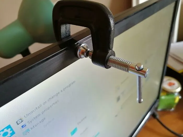 La mitad de la pantalla estaba en negro, ¡pero al presionarla volvió a la normalidad! ¡Así que una pinza me salvó!