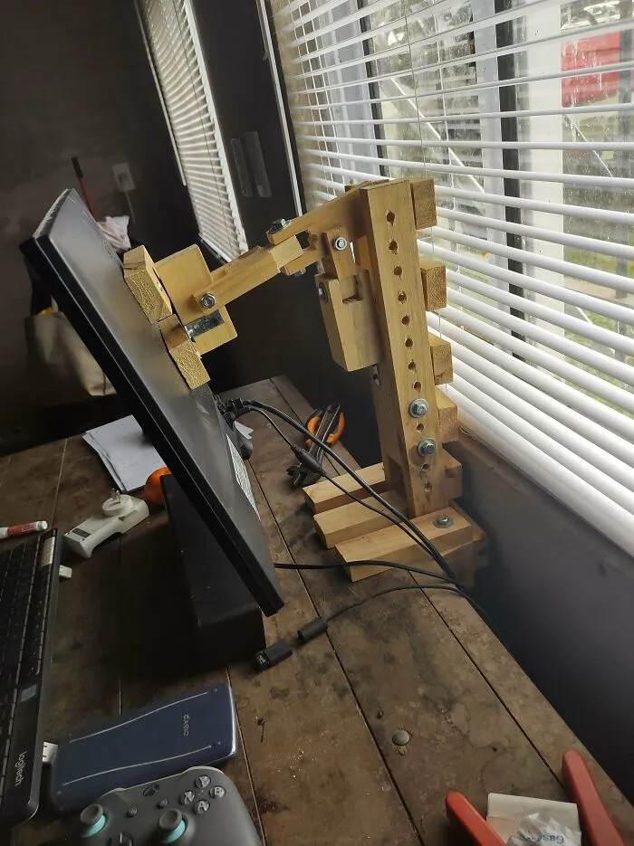 Articulated Monitor Arms Are Way Too Expensive In My Country, So I Built One