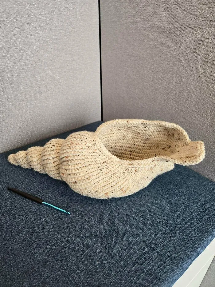Cesta de ganchillo con forma de concha, de Julia Verbytska Crochet Designs.