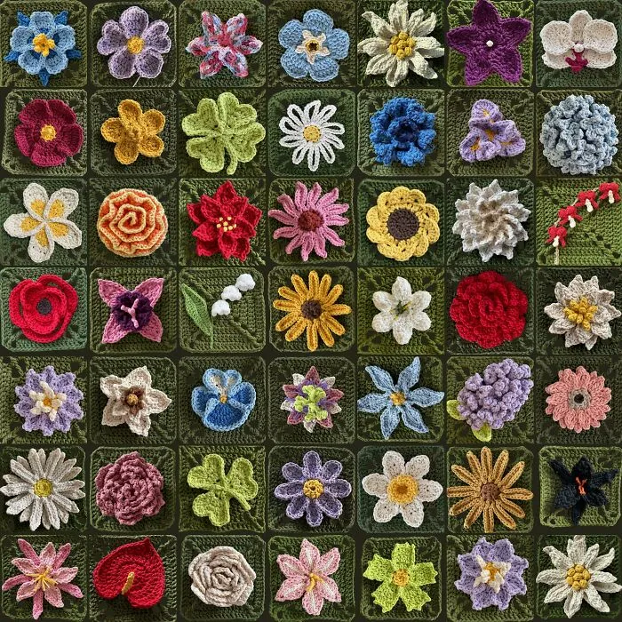 ¡Cuatro flores nuevas se han unido a la colección! ¡Ya contamos con más de 40 cuadrados de ganchillo con flores diferentes! ¿Ves tu flor favorita aquí?