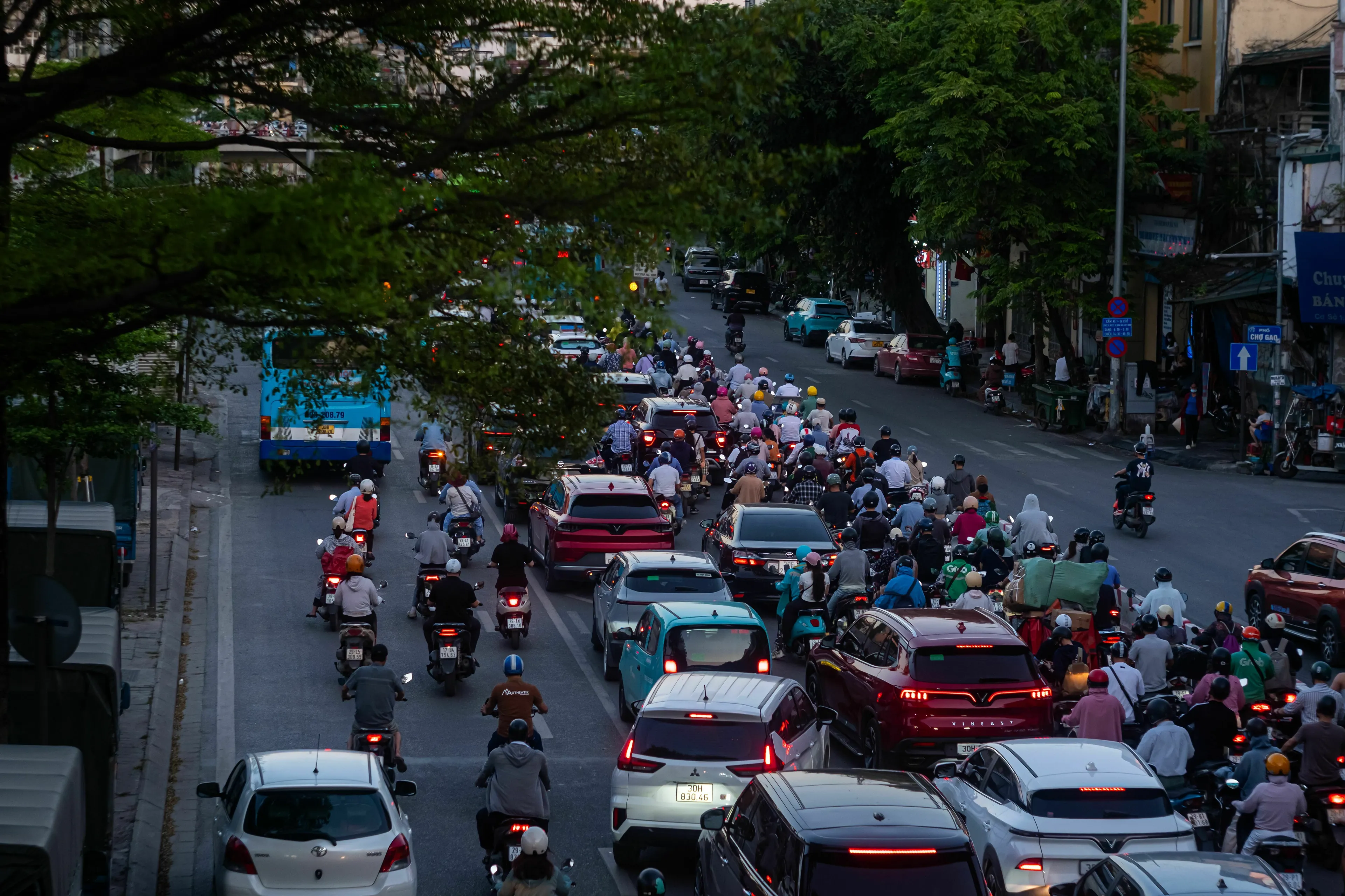 Assess your stress response type: a busy street with unexpected traffic and many cars and motorbikes.