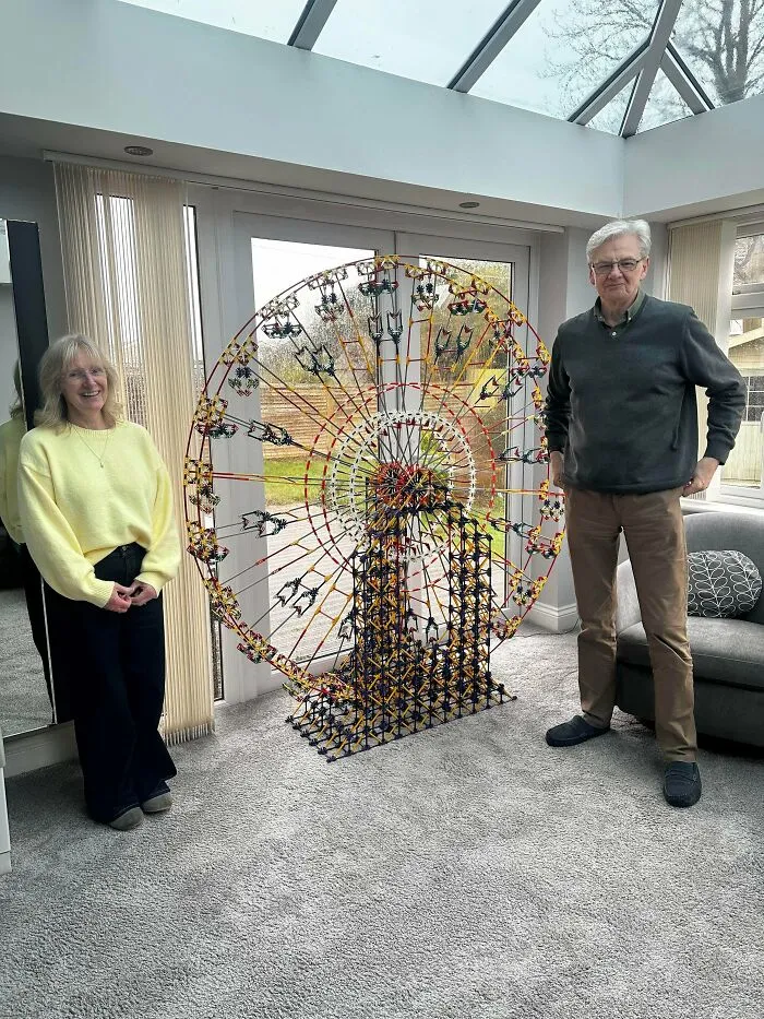 Mi padrastro y la noria de K'nex que construyó, simplemente porque encontró las piezas en el ático. Está muy orgulloso de ella. Mi madre le va a poner luces de hadas y huevos de Pascua.