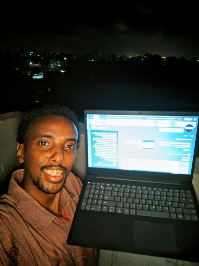 Un amable desconocido de esta comunidad envió una computadora portátil hasta Yemen para mi proyecto.