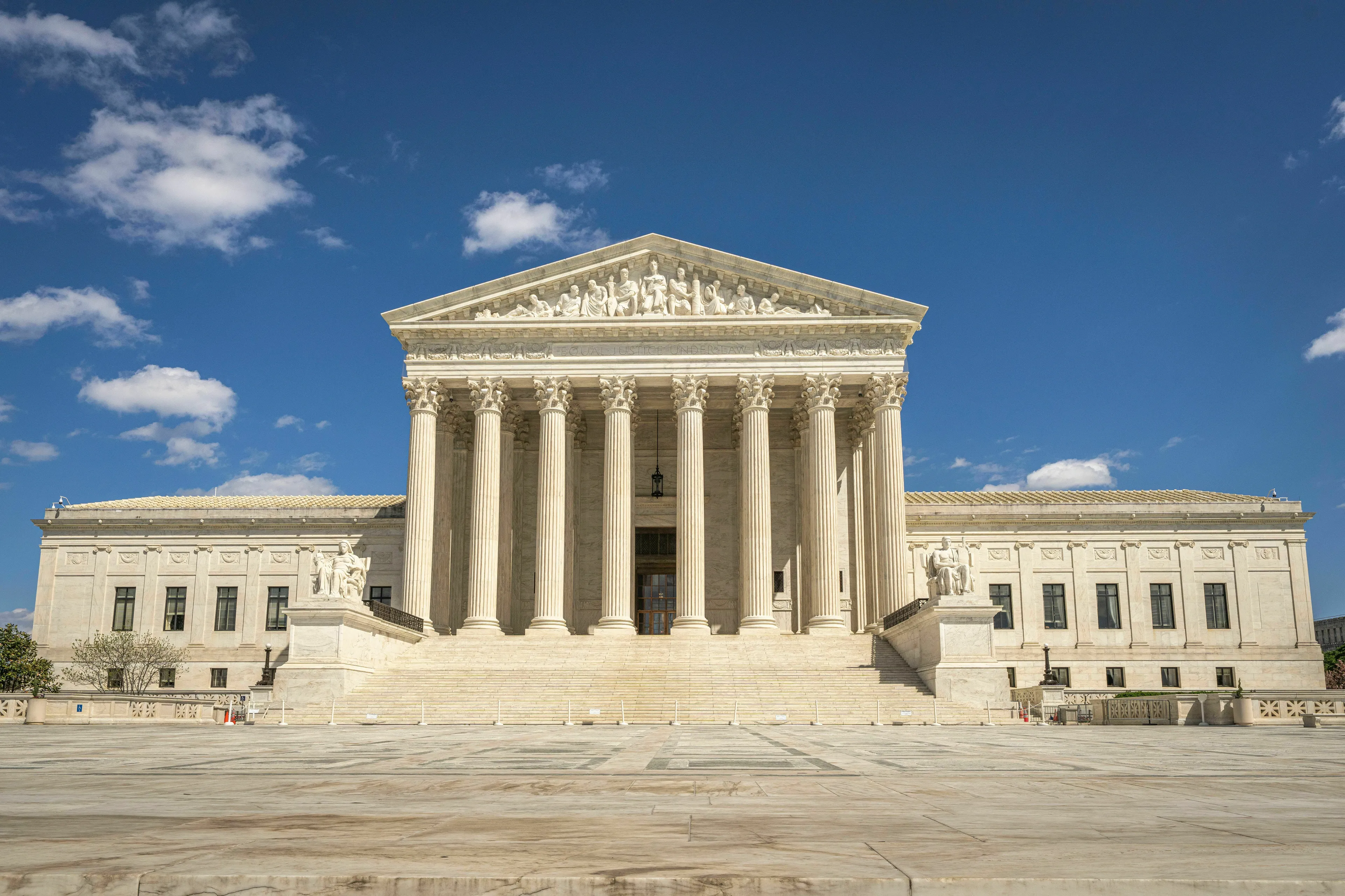Quiz edition image of the US Supreme Court building, featuring a basketball court.