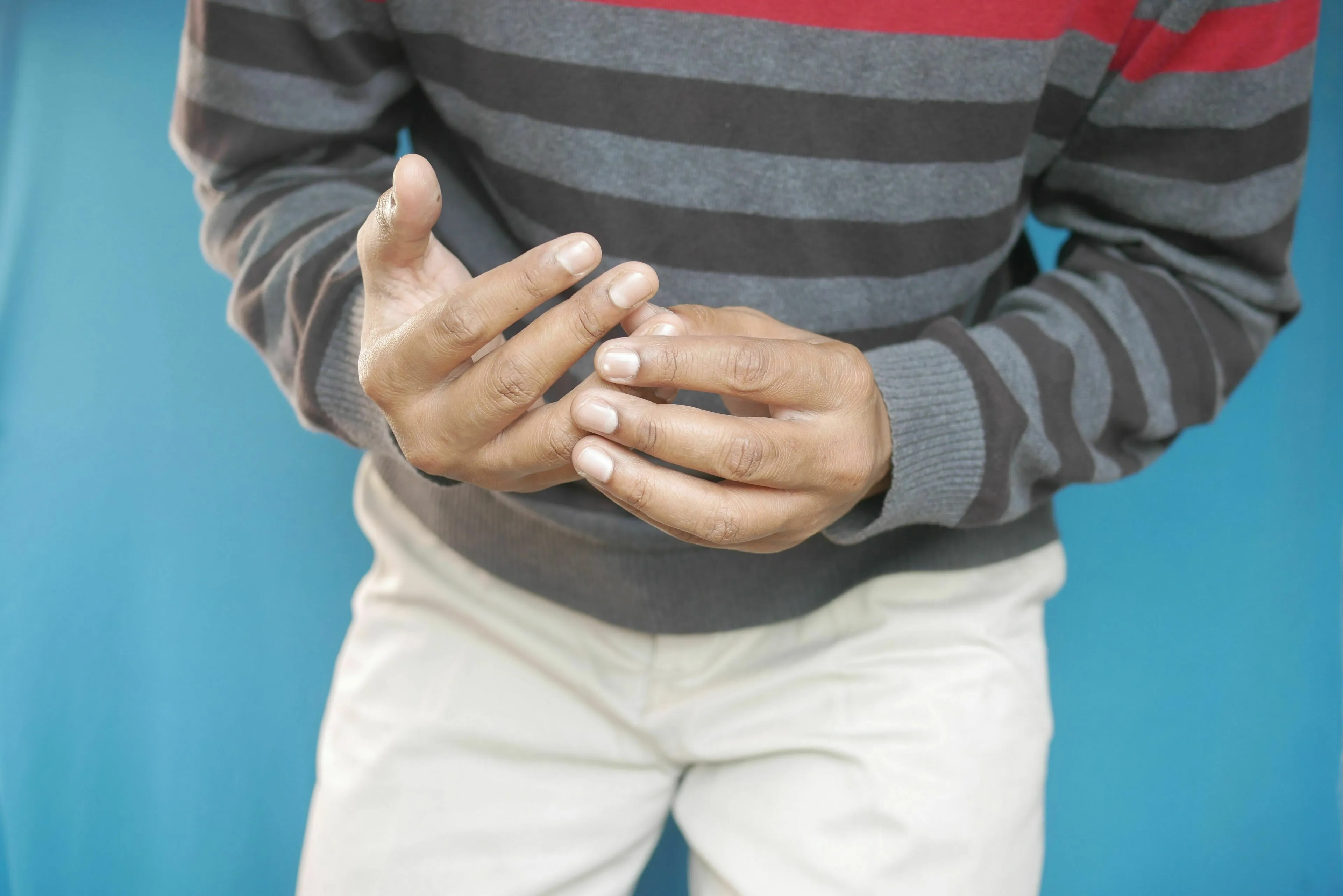 A person cracks knuckles, raising the question if it causes arthritis in this Real from Fake quiz.
