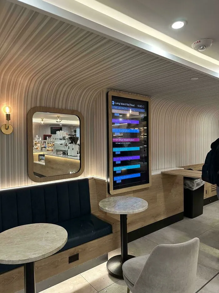 Penn Station tiene una pantalla con el horario de trenes en cada tienda para que no pierdas tu tren ni tengas que consultar tu teléfono cada minuto.