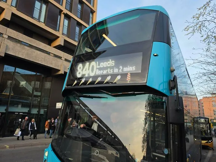 Cartel en el autobús con cuenta regresiva hasta su salida