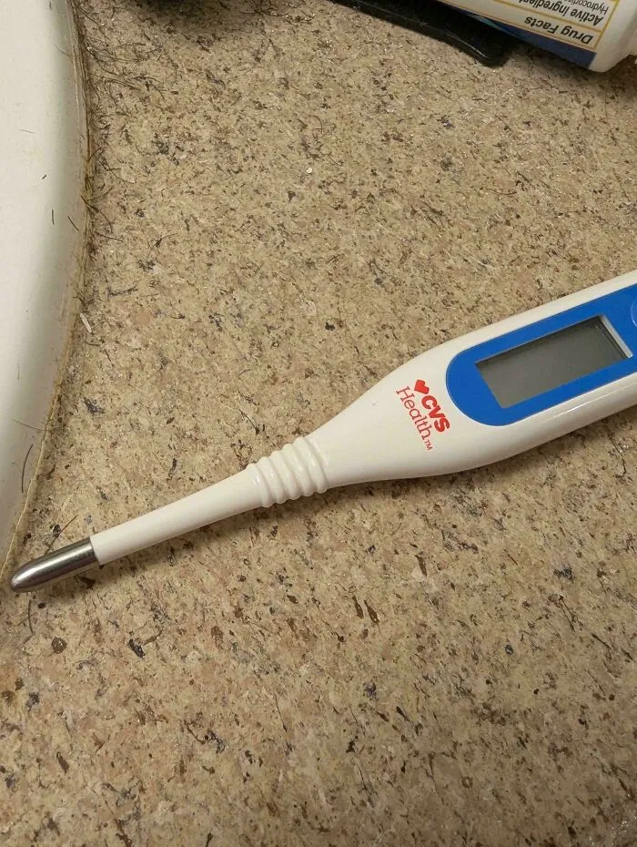 Las estrías de este termómetro permiten apoyar los dientes entre ellas, facilitando así que se mantenga firme en la boca.