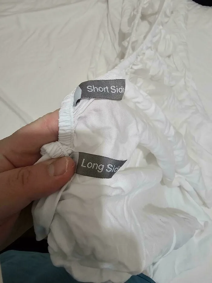 Sábanas para la cama con etiquetas de "lado largo" y "lado corto"