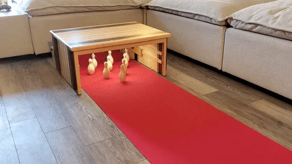 Una mesa de centro que se transforma en una pista de bolos