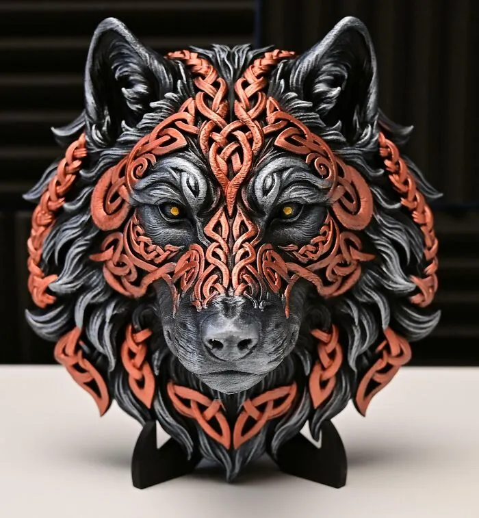 Acabo de terminar de imprimir y pintar esta cabeza de lobo celta. ¡Estoy súper contento con el resultado de los detalles en cobre!