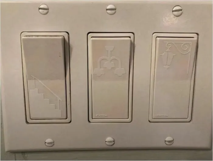 Interruptores de luz que indican qué encienden