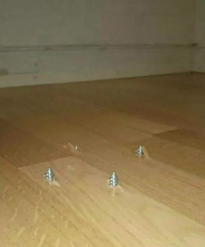 Espero que el vecino de abajo disfrute de su nueva lámpara de araña