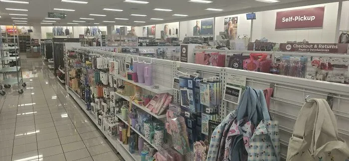 En Kohls te obligan a atravesar dos pasillos llenos de baratijas para que hagas compras impulsivas antes de llegar a las cajas.