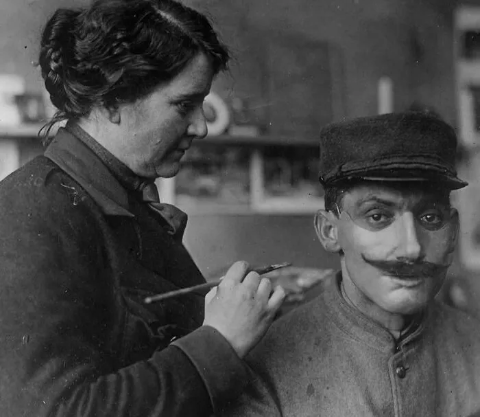 Durante la Primera Guerra Mundial, la escultora estadounidense Anna Coleman Ladd creó máscaras protésicas de asombroso realismo para soldados desfigurados, ayudándoles a recuperar su apariencia y confianza tras las devastadoras heridas de la guerra moderna. (1918)
