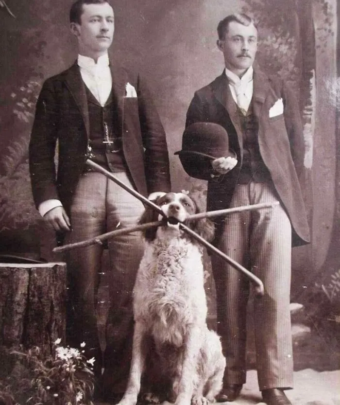 Dos caballeros y su encantador perro que empuña dos bastones, década de 1890.