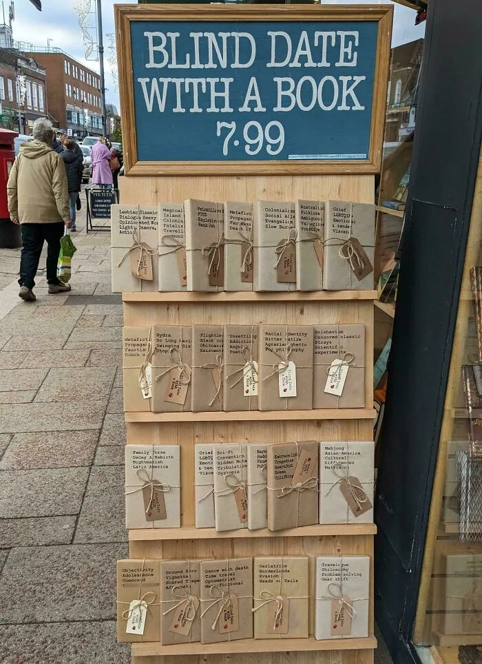 Librería local vende libros misteriosos. El envoltorio solo describe su temática