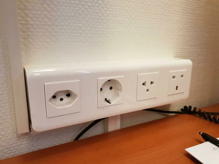 Mi hotel en Suiza tiene enchufes diferentes para huéspedes de distintas partes del mundo.