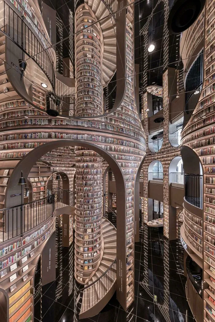 Librería con techo de espejos en China