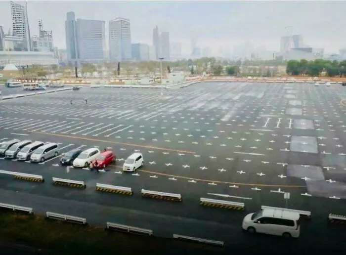 En Japón existe la costumbre de aparcar más lejos de la salida si se llega temprano, lo que permite a las personas que llegan tarde ahorrar tiempo en encontrar un lugar para estacionar y distancia de viaje.