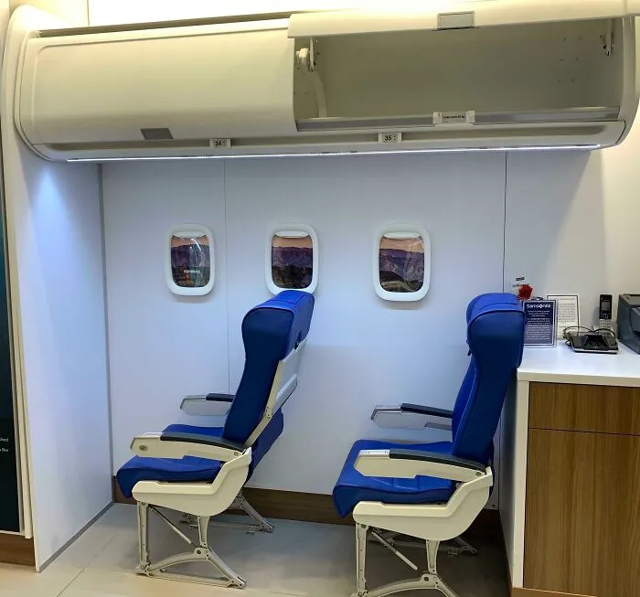 Esta tienda de equipaje tiene un decorado de avión acondicionado para que los clientes prueben sus maletas de mano y bolsas para debajo del asiento.