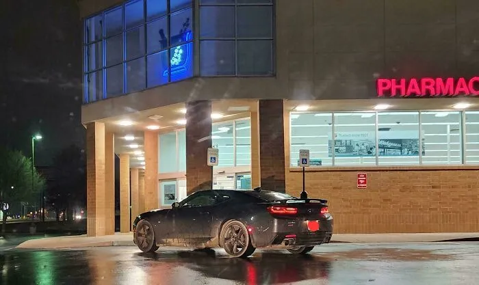 El conductor estacionó horizontalmente ocupando dos plazas de aparcamiento para discapacitados separadas.