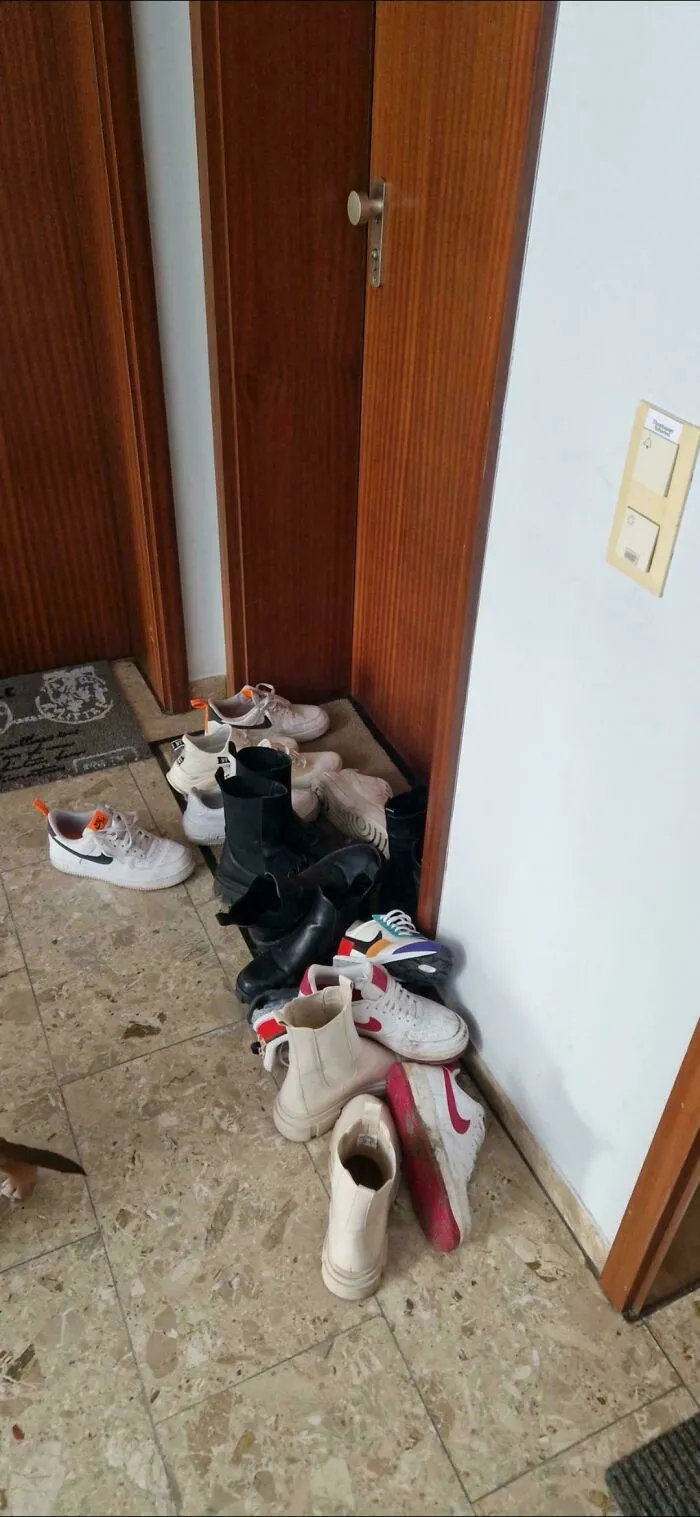 Los zapatos de mis vecinos en el pasillo del edificio, que es zona común