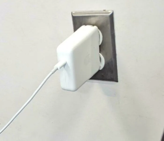 En un espacio público donde este es el único enchufe