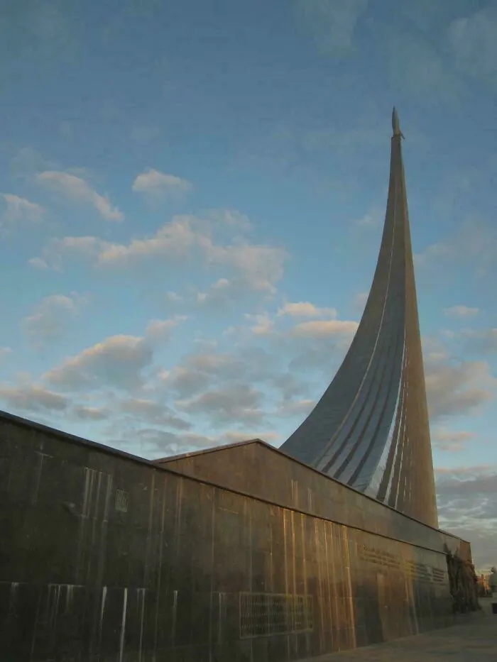 Monument To The Soviet Space Program In Moscow, Completed In 1964, The 107-Meter-Tall Titanium Structure Depicts A Rocket Rising On A Plume Of Smoke