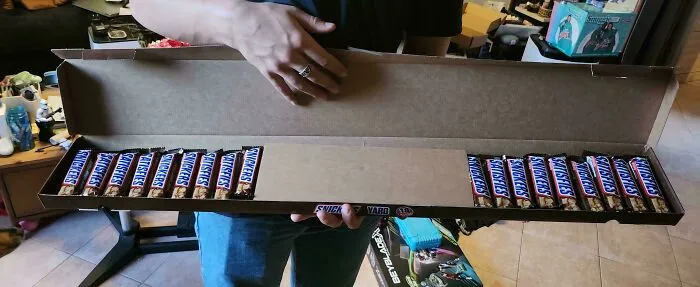 Una "yarda" de Snickers con un centro hueco de cartón