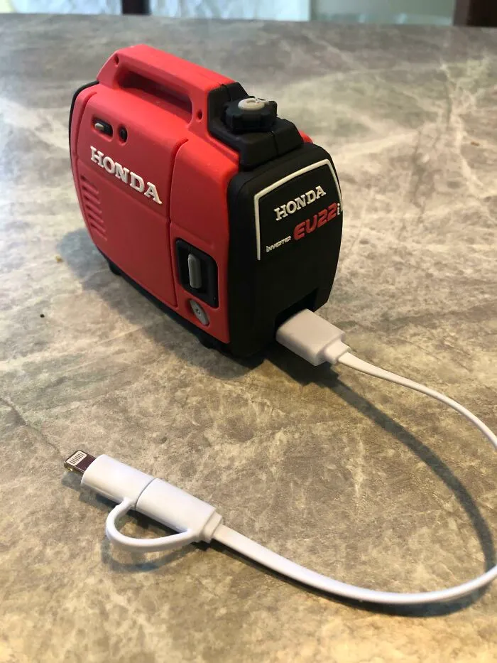 USB Power Bank Disguised As A Mini Generator