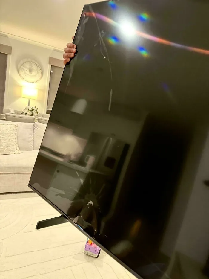Samsung Technicians Came To Fix My TV With A Backlight Issue But Left After Breaking The Actual Screen