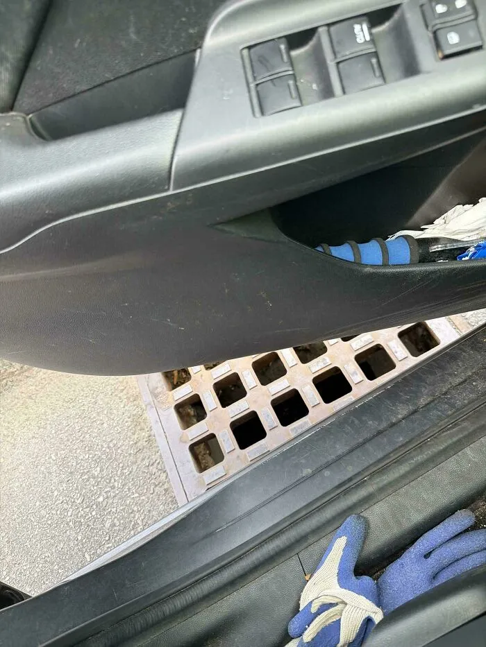 Se me acaban de caer todas mis llaves en una alcantarilla en un estacionamiento de pago.😐