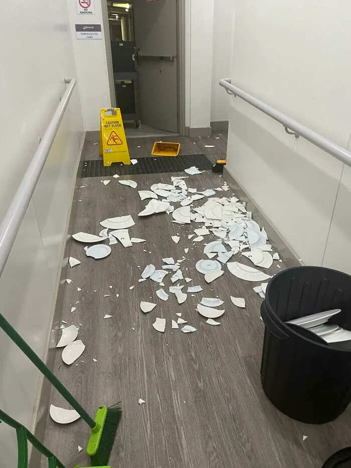 Hoy en el trabajo, un compañero destrozó un carrito lleno de platos necesarios para un evento.