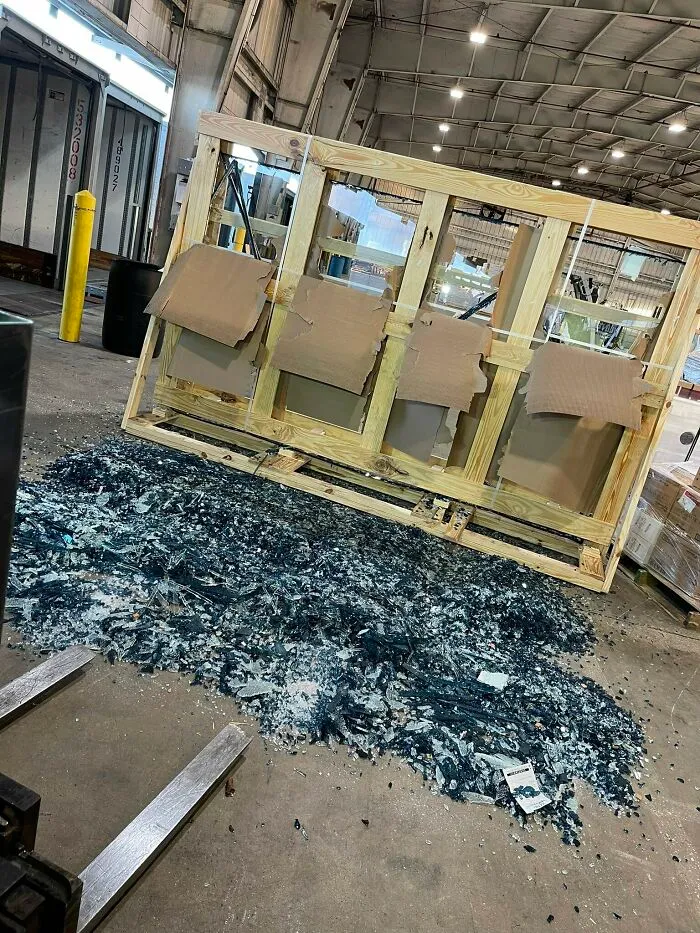 Un tipo dejó caer un palé de vidrio por valor de 40.000 dólares en su primer día.
