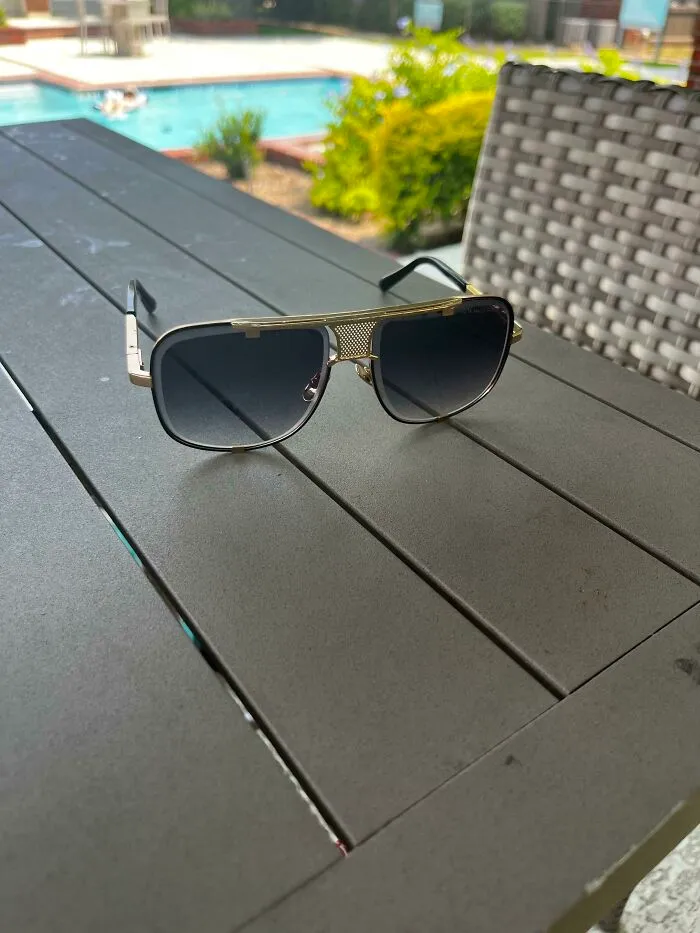Alguien perdió sus gafas de sol de 1100 dólares en la acera frente a mi apartamento.