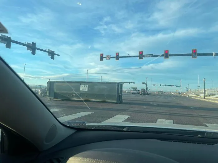 Alguien ha dejado un contenedor de carga en medio de la carretera. En medio de una intersección. ¿Qué ha pasado aquí?