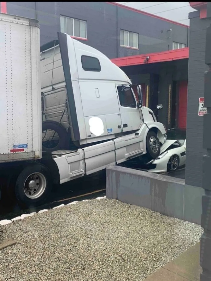 El dueño de la empresa decidió dejar de pagar a sus conductores, así que uno de ellos estacionó su camión sobre el Ferrari del dueño y simplemente lo dejó allí.