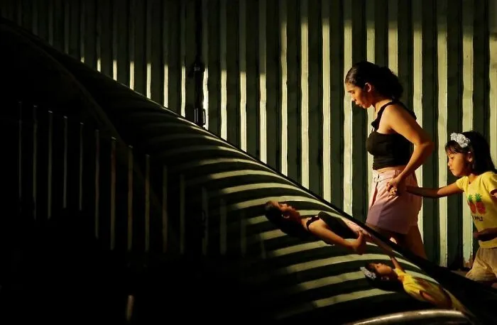 75 Brilliant Street Photos That Prove Perfect Timing Is Everything