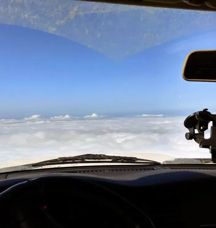 La vista desde la cima de la montaña en mi coche parece que estoy volando.