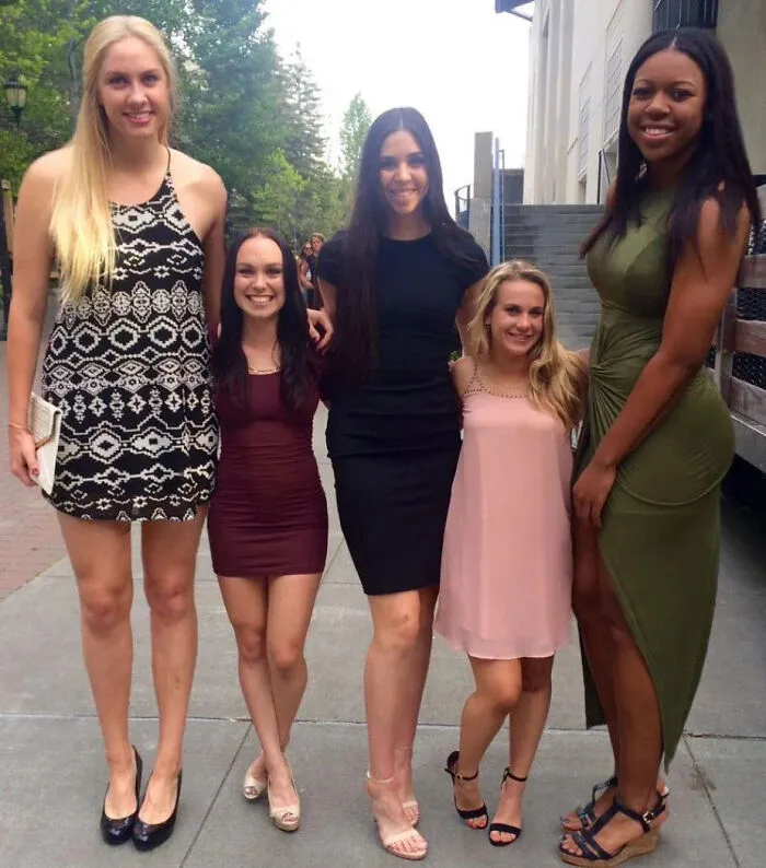 Jugadoras de baloncesto junto a animadoras