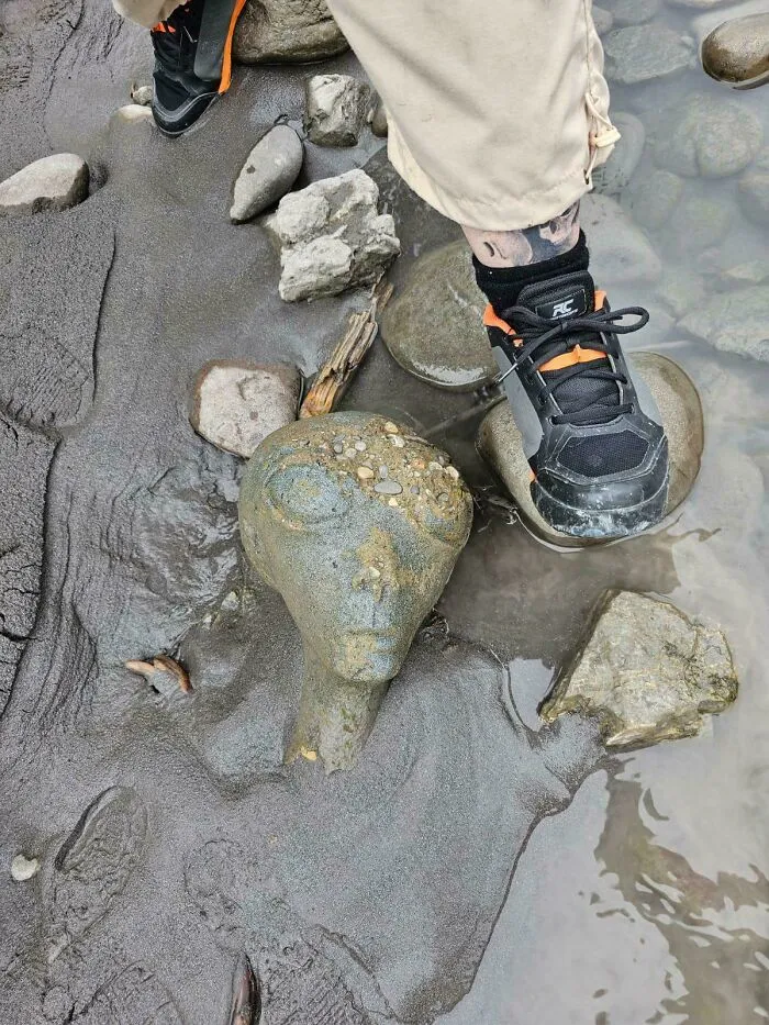 Encontré la cabeza de una estatua alienígena en el lecho de un río.