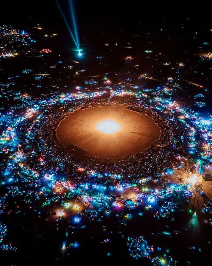 Una imagen del Burning Man que parece un sistema solar.
