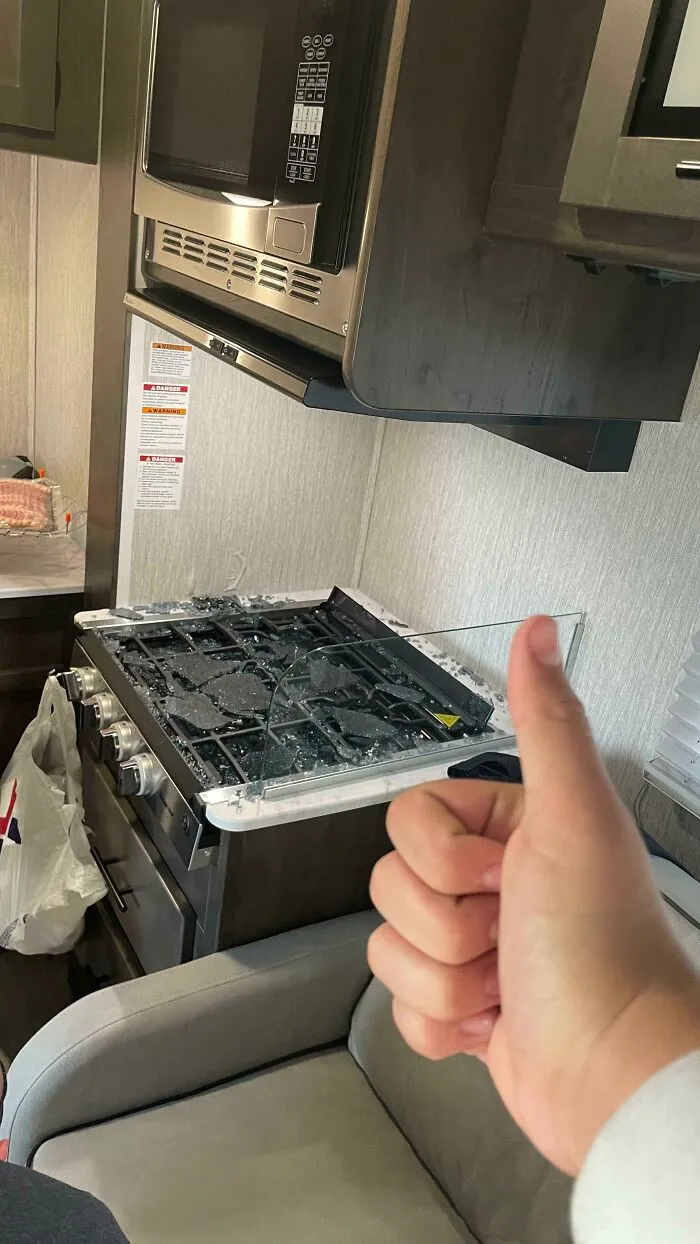 Acabo de alquilar una autocaravana para el fin de semana, olvidé quitar el cristal al cocinar.