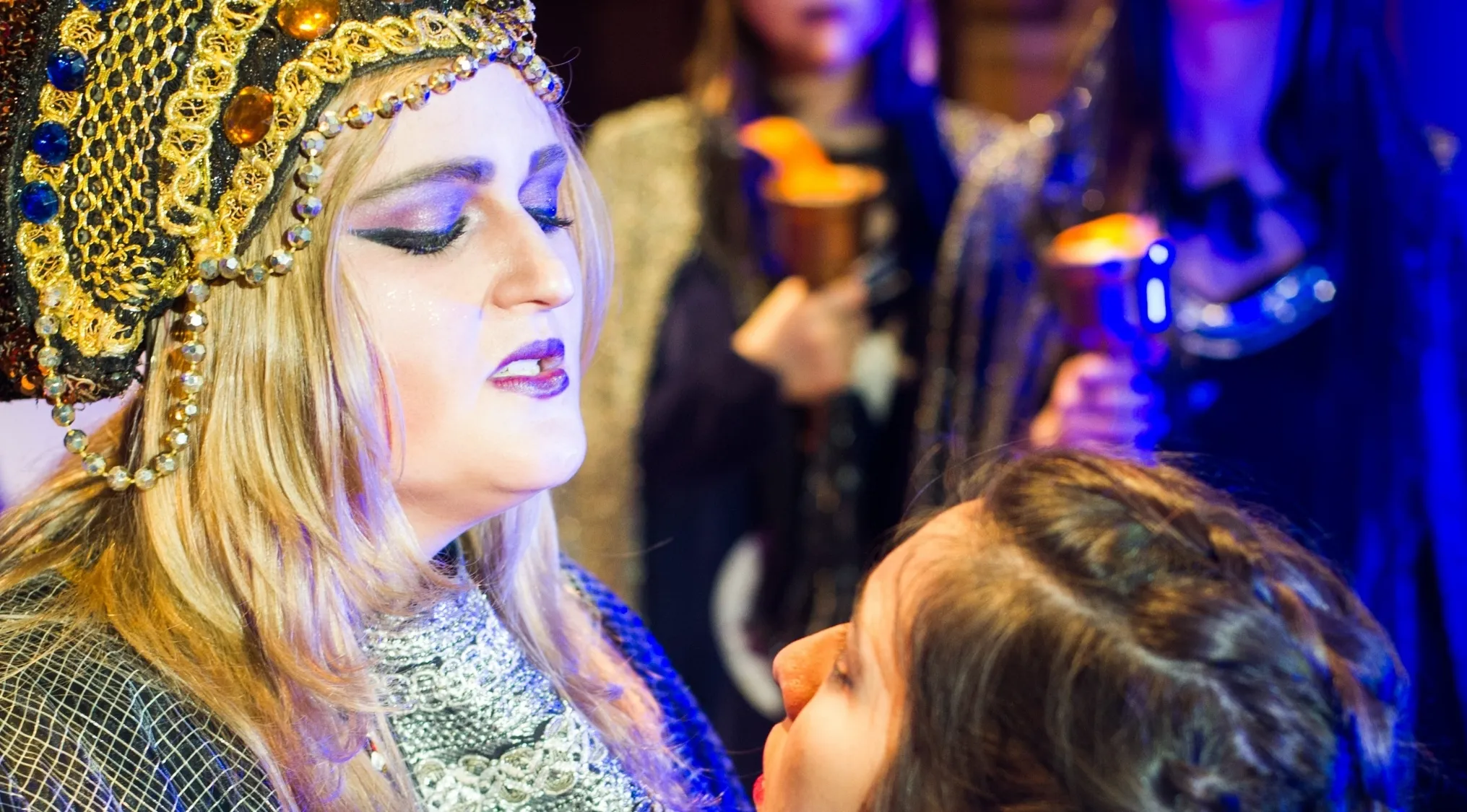 An actress in a queen costume, singing in an opera, related to The Magic Flute by Mozart.