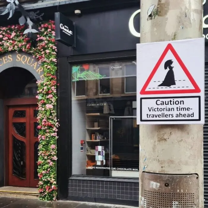 33 Divertidos carteles públicos que parecen oficiales hasta que los miras bien